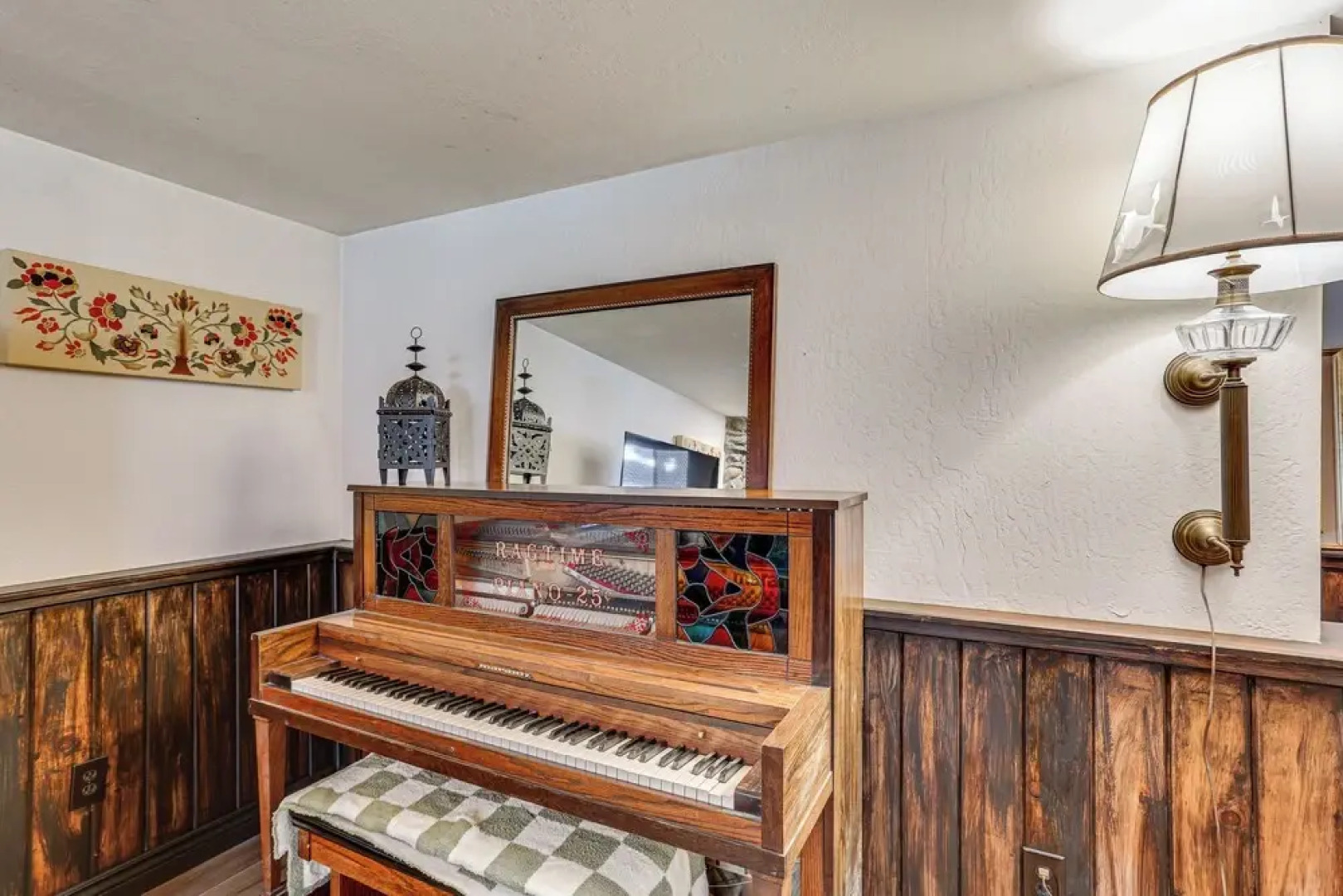 Spacious Retreat w/ Backyard: 1 Mi to Lake Almanor