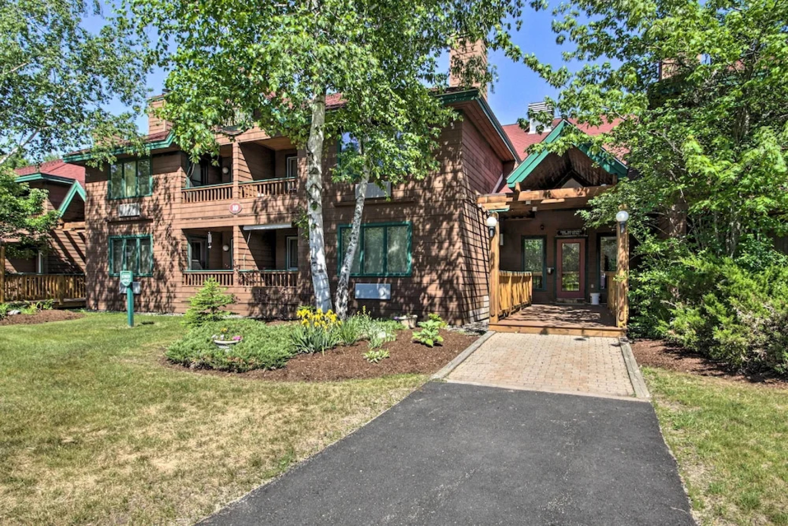 Resort Condo w/ Lake + Pool ~ 5 Mi to Flume Gorge!