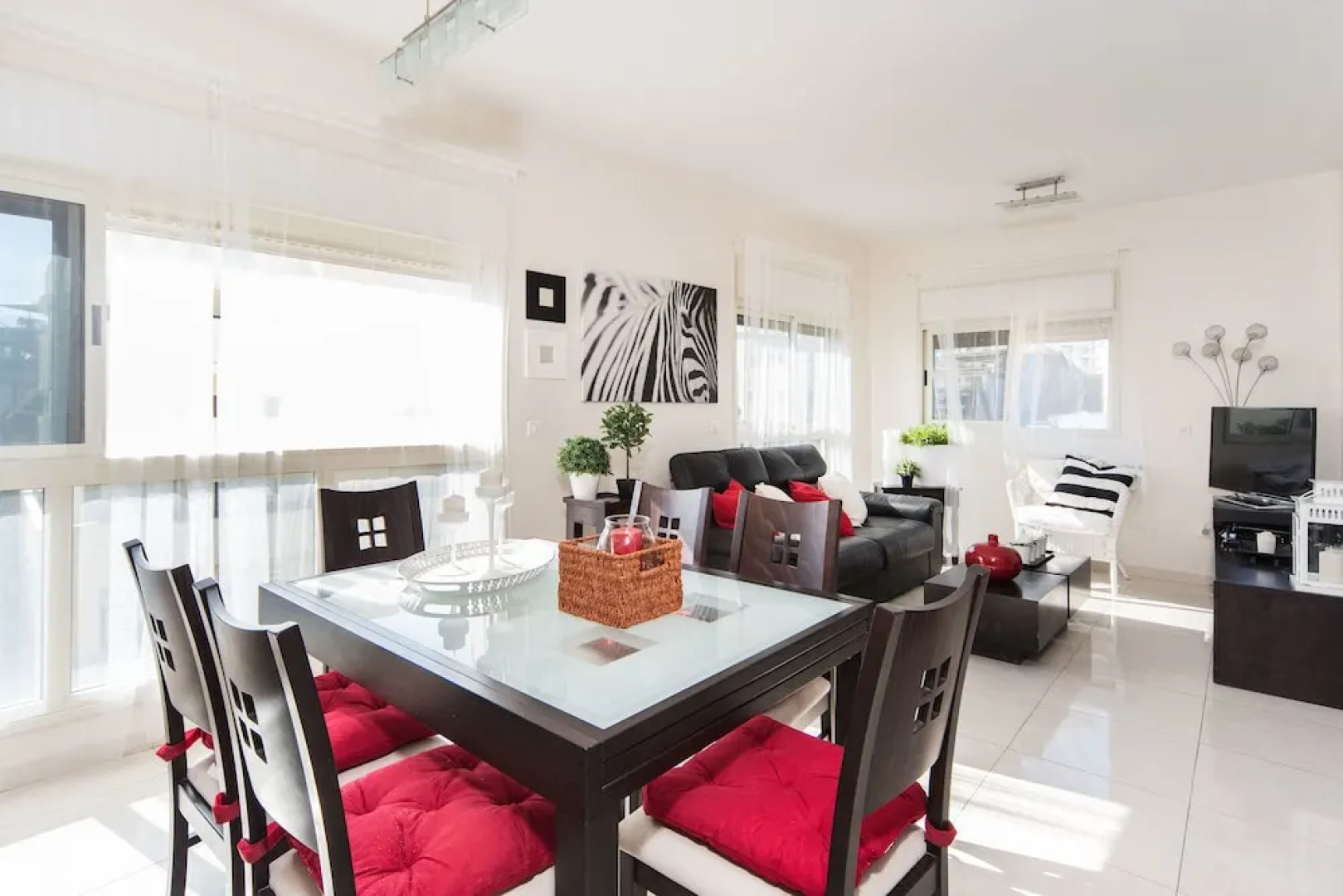 Spacious Duplex with Terrace 3-min From the Beach