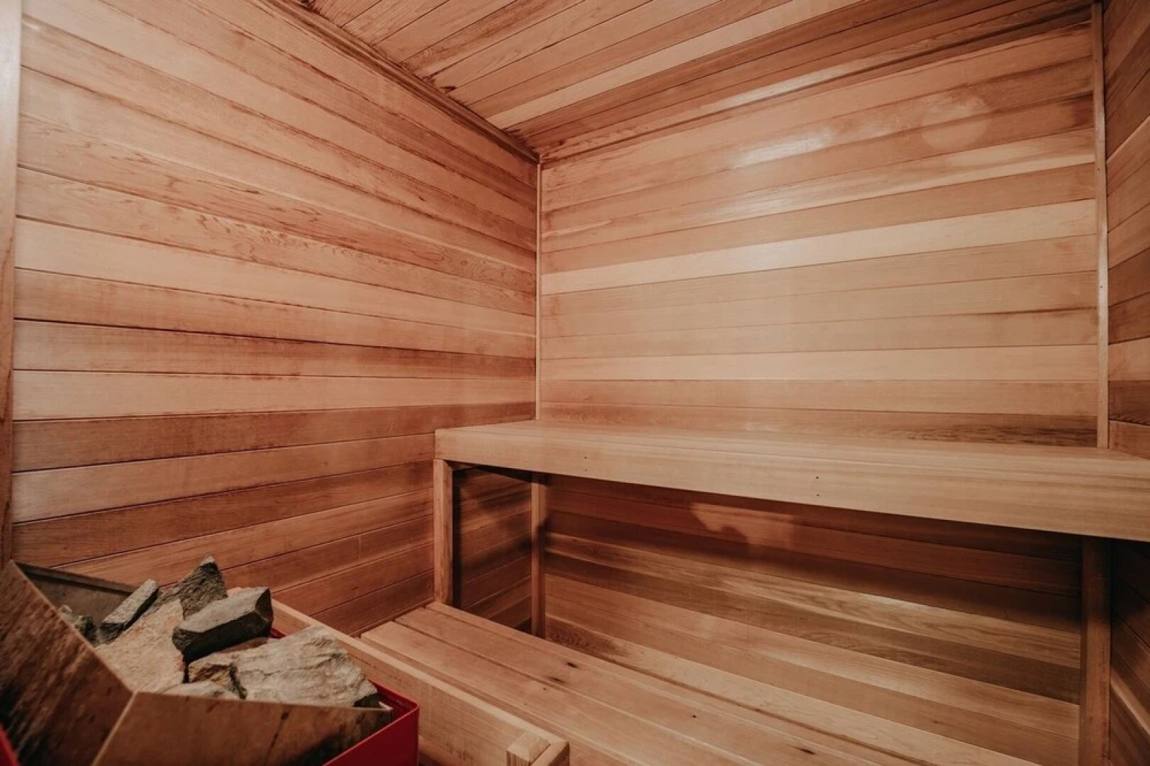 84sw - Sauna - Soaker Tub -  Fireplace - Sleeps 6 2 Bedroom Home by RedAwning