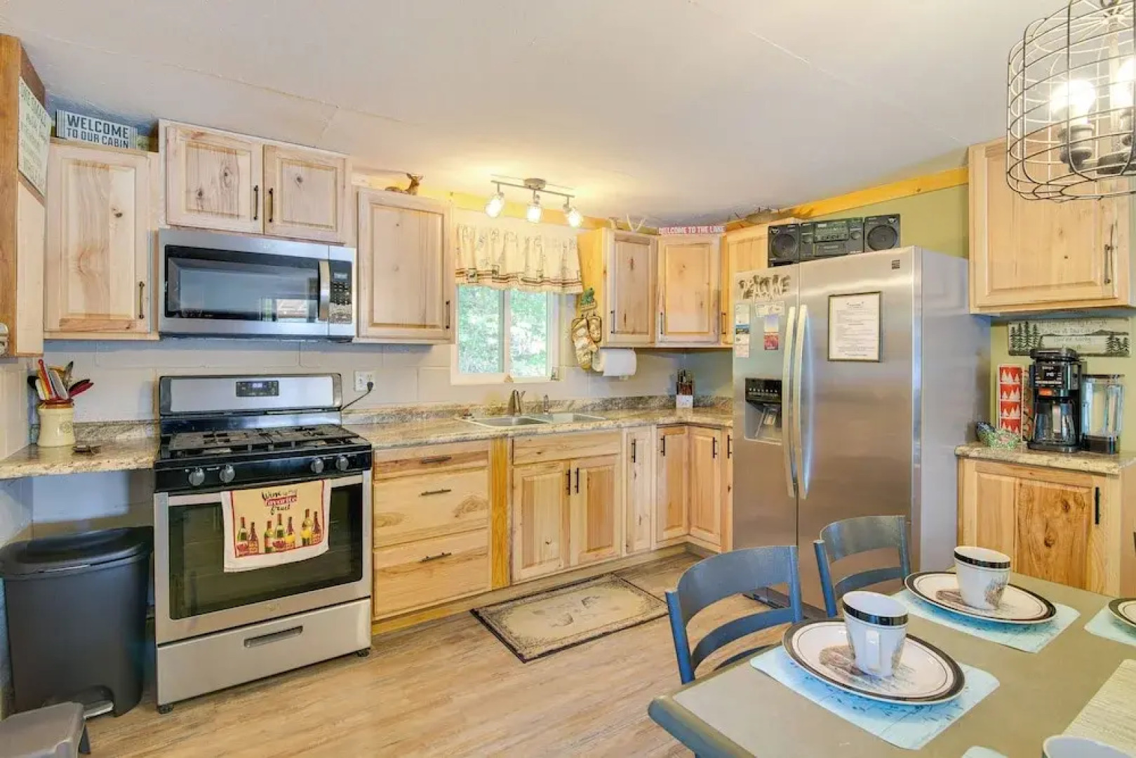 Waterfront Bull Shoals Lake Cabin w/ Deck + Views!