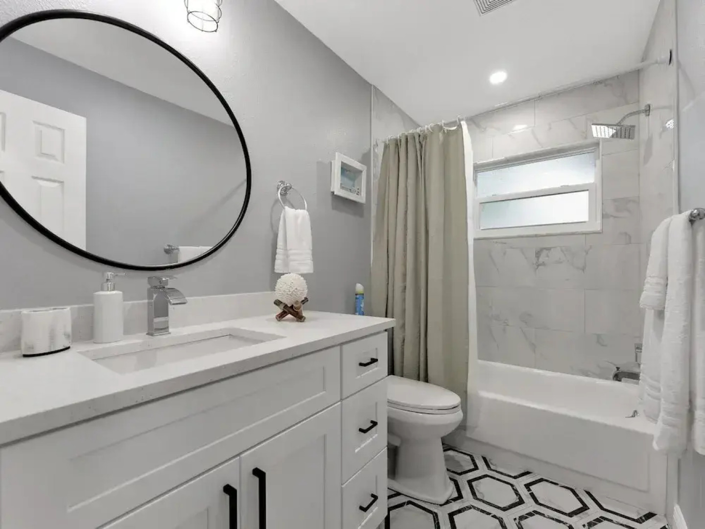 The Family Escape Hot Tub & BBQ near IRB