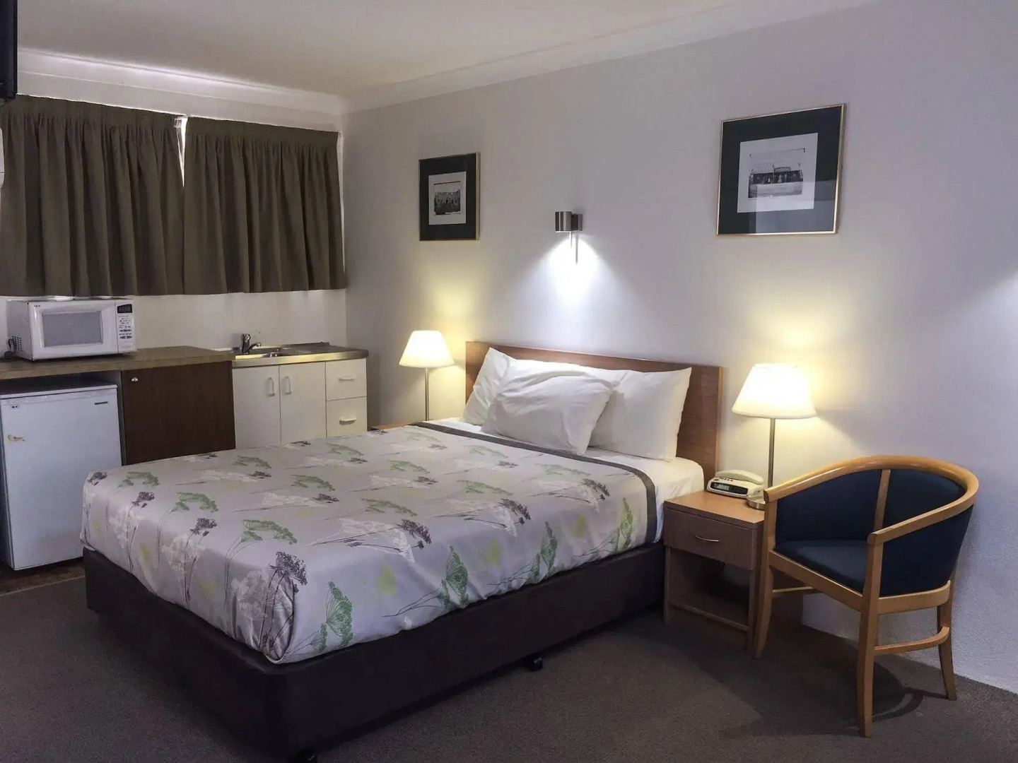 Ten Dollar Town Motel