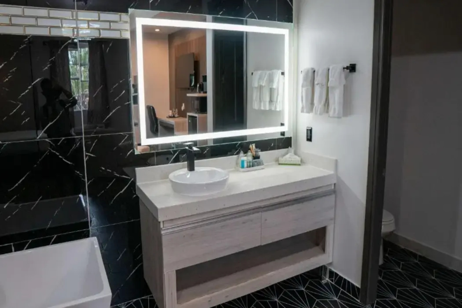 Comfeeni Inn and Suites