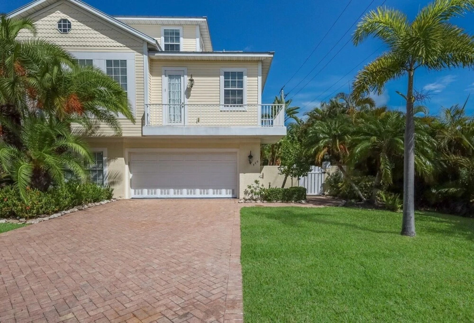 Sunkissed 3 Bedroom Townhouse by RedAwning