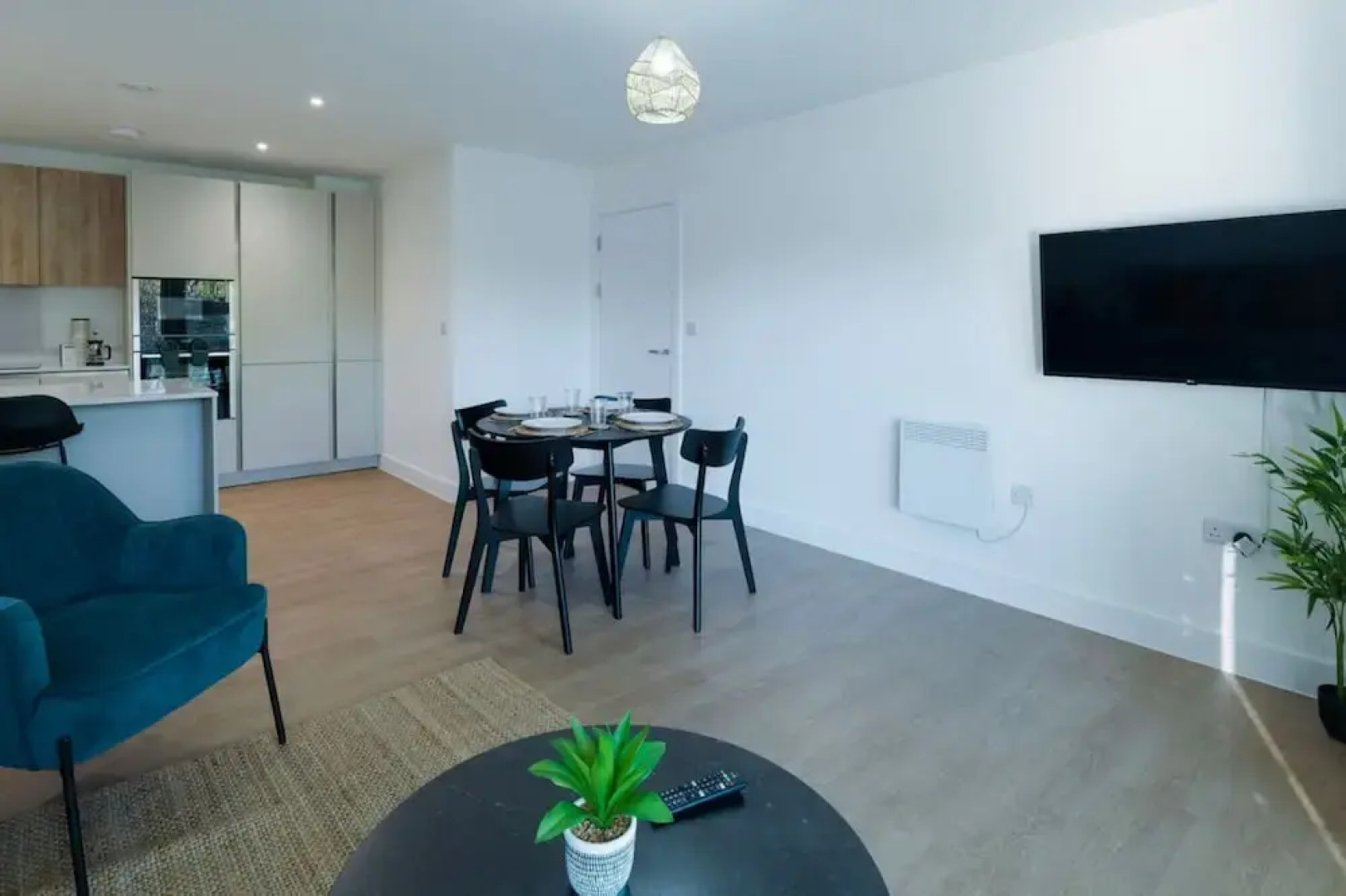 Luxury Manchester Apartment - Yellow