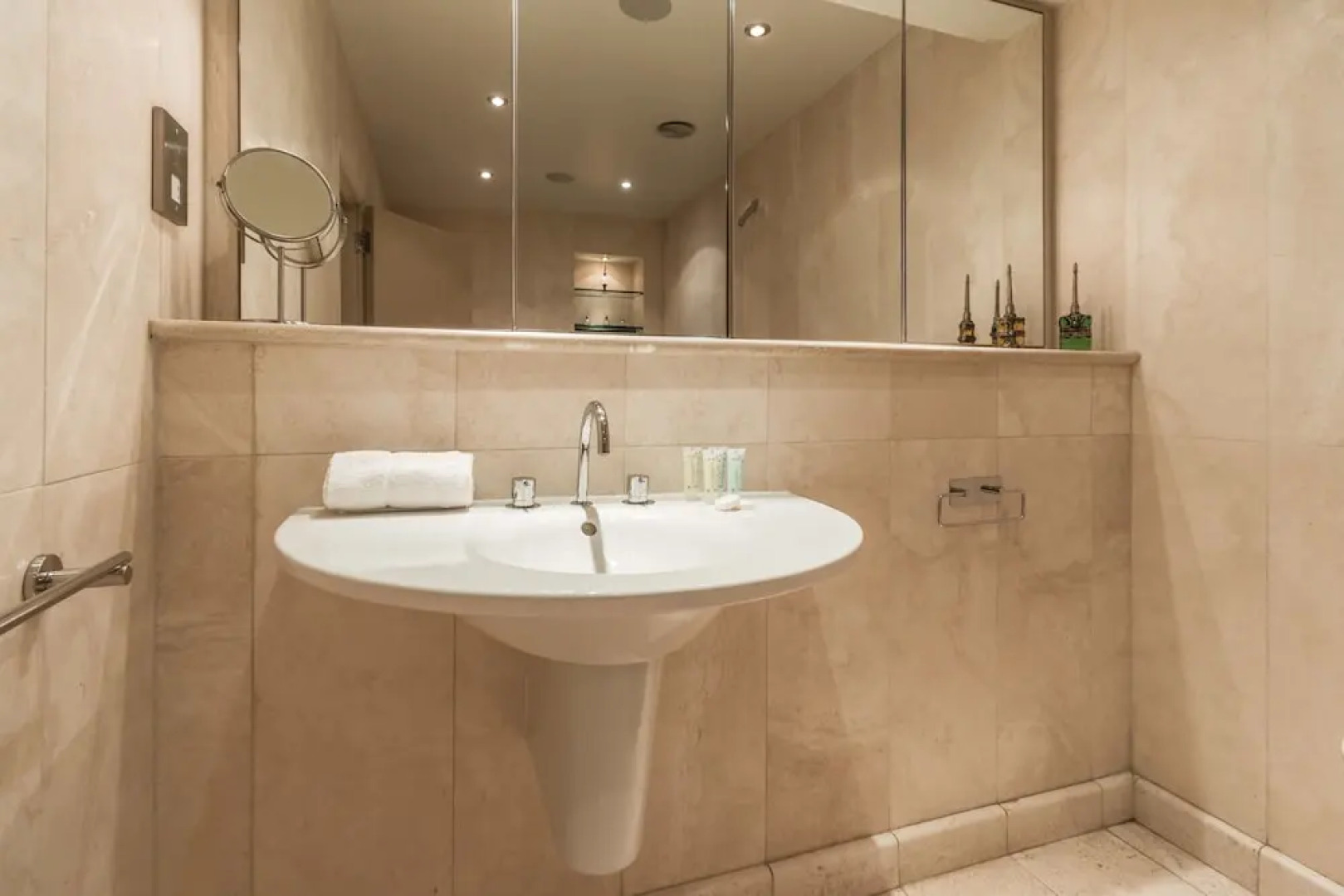 The Oscar Wilde Suite by 5STARSTAY