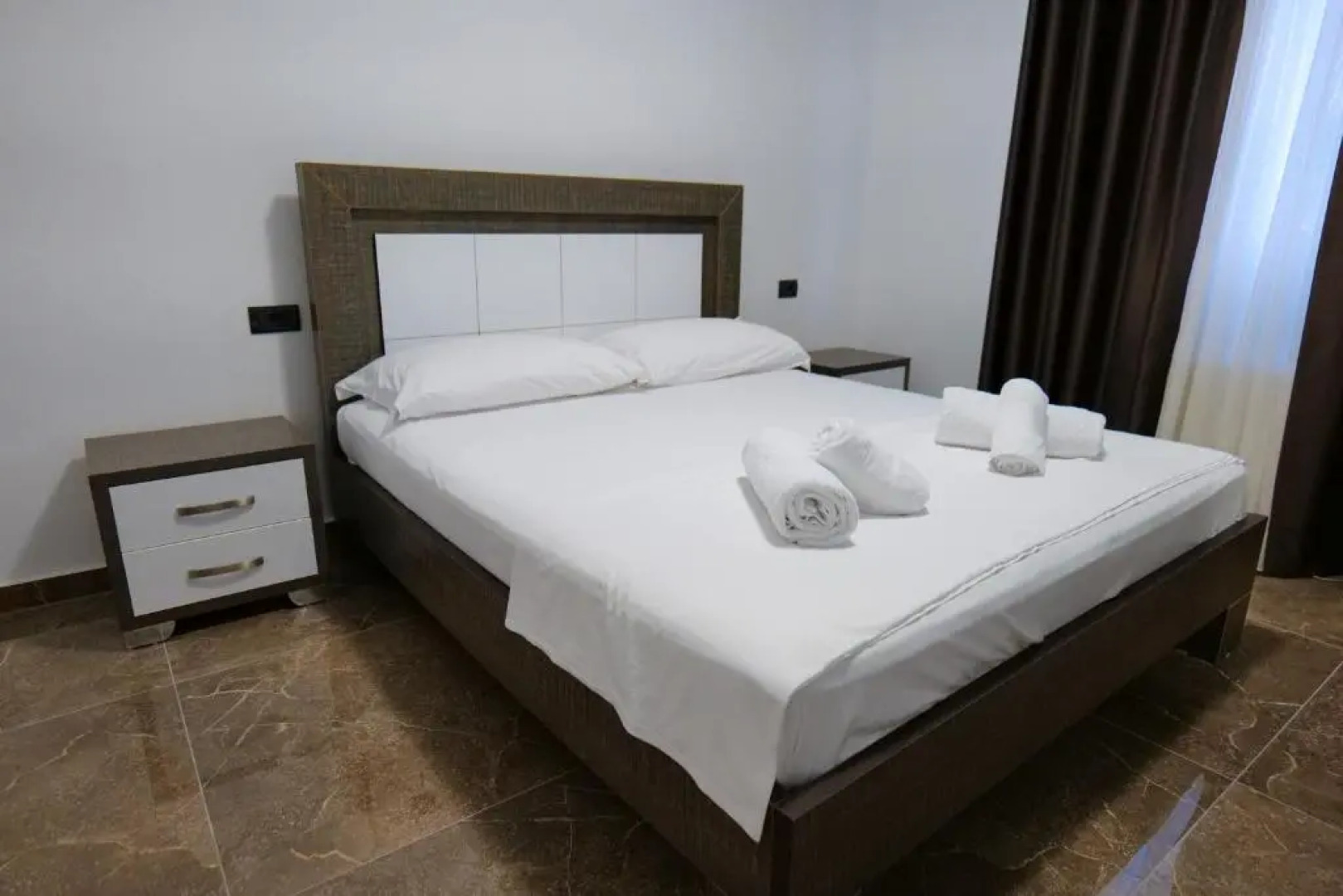 The Peak Hotel & Lounge