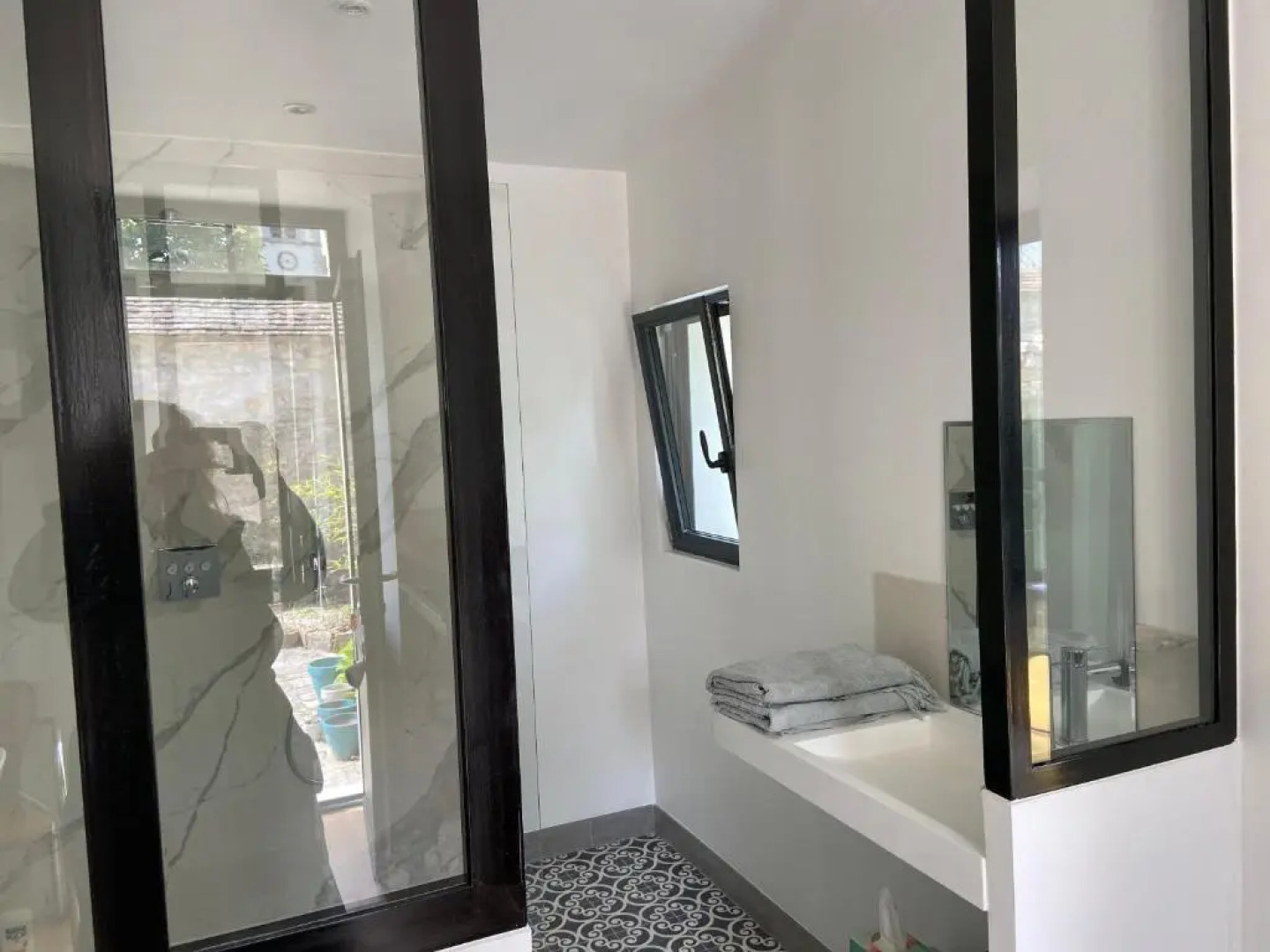 Cocon en lisière de forêt