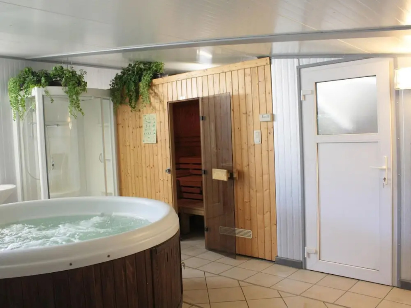 Winenne Home With Hot Tub