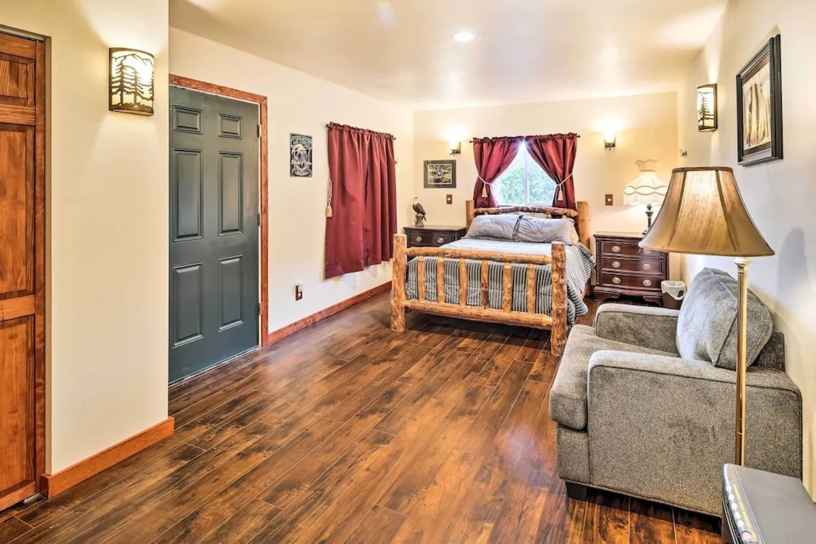 'lodge 88' - Steps to Weiner Lake w/ Dock & Boat!