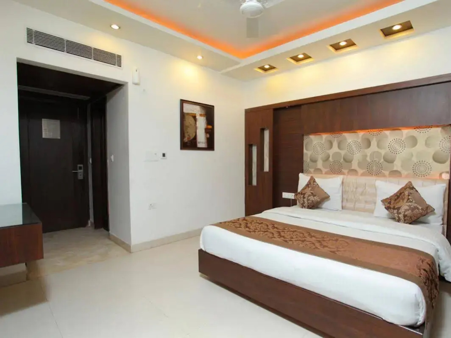 Hotel The Pearl - Newly Renovated in City Centre