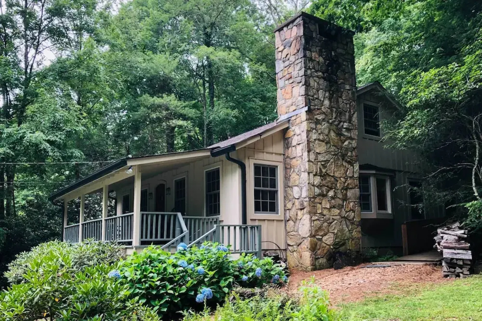 Lush Mirror Lake Cottage Rental w/ Private Deck