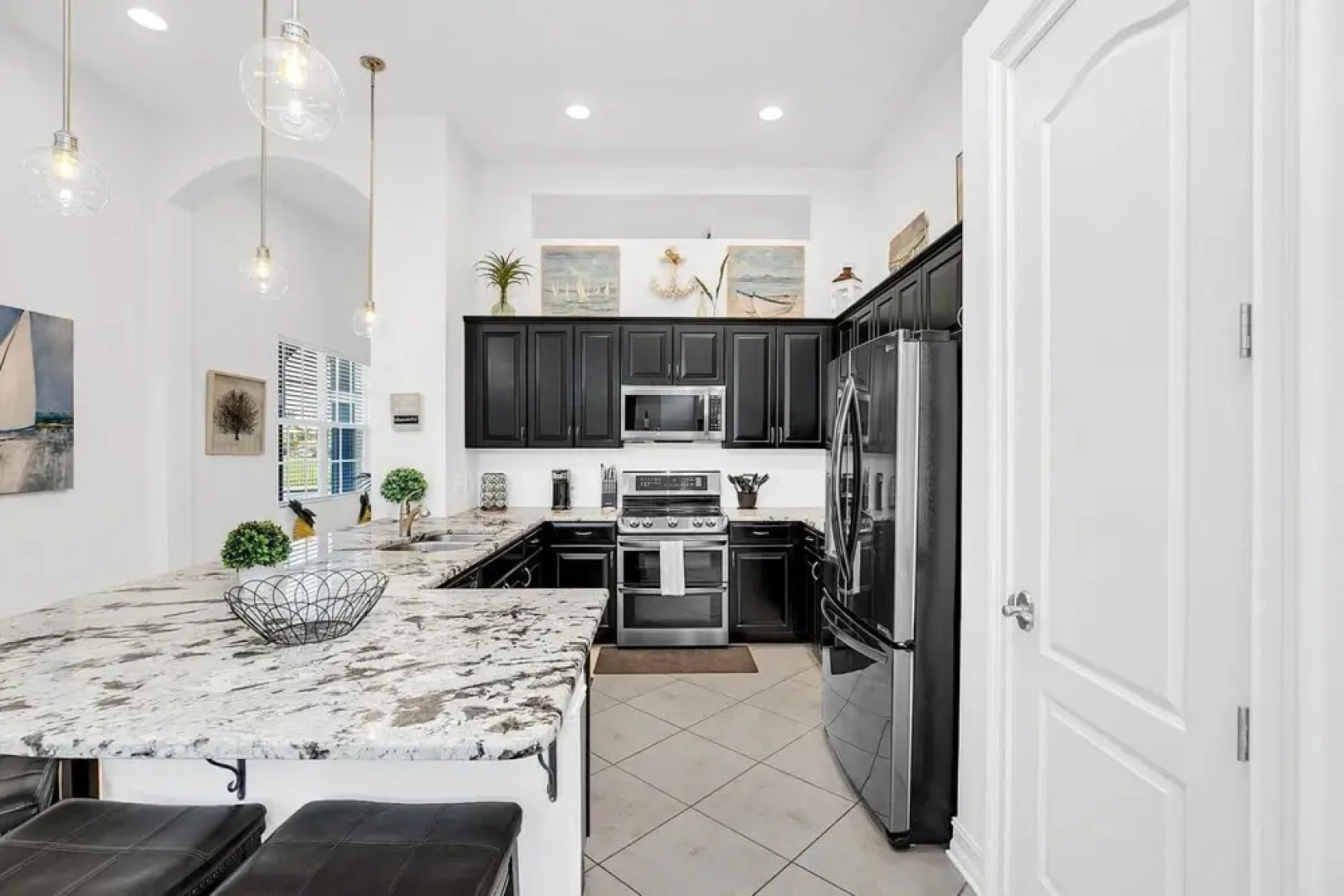 Upscale Private Home 10-min Walk to Canova Beach