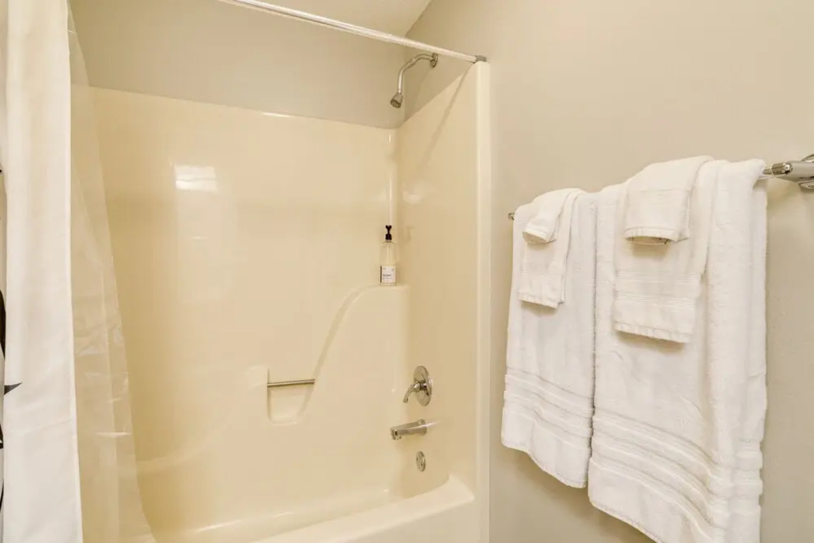 The Bella Vista Lakeside Treehouse: Dock & Kayaks!