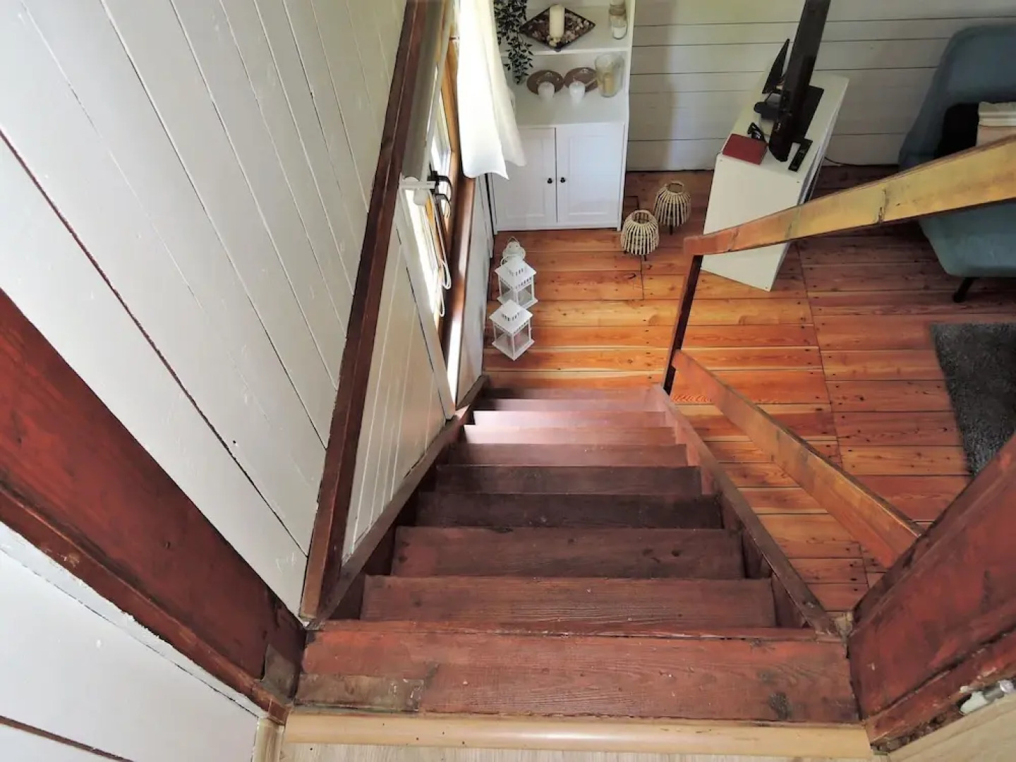 Cottage Overlooking the Lake, Insko