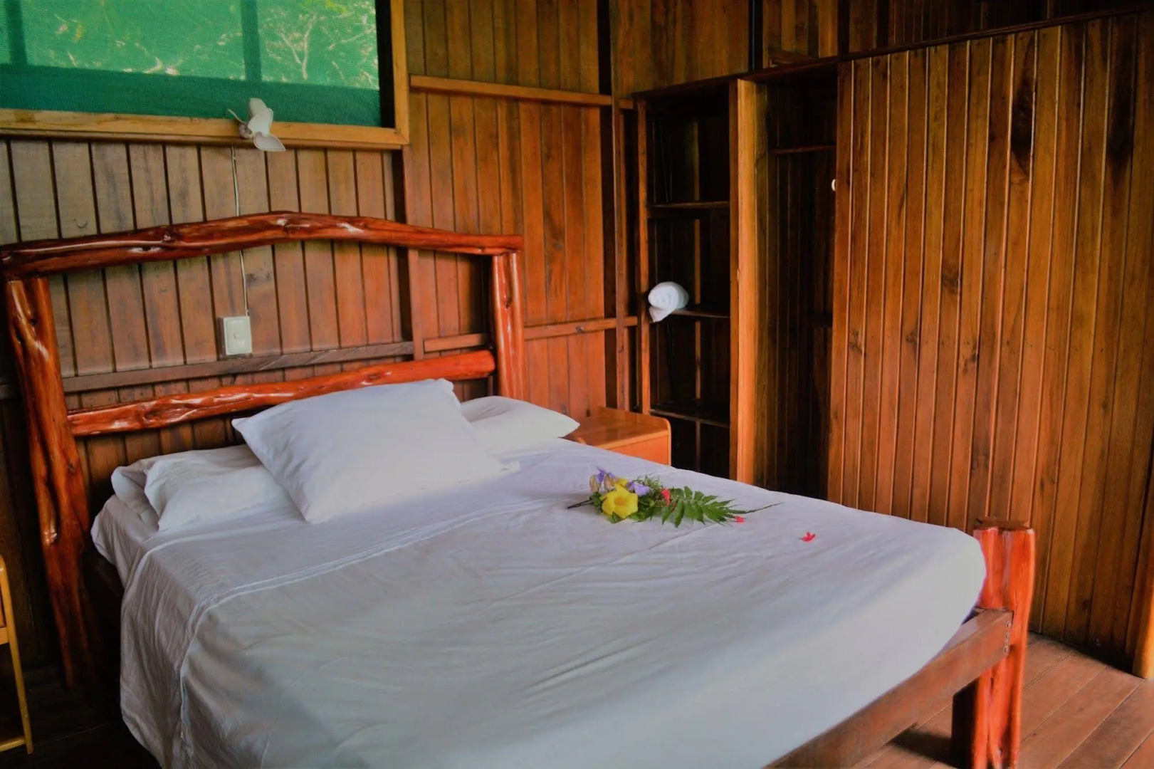 The Lookout Inn Lodge