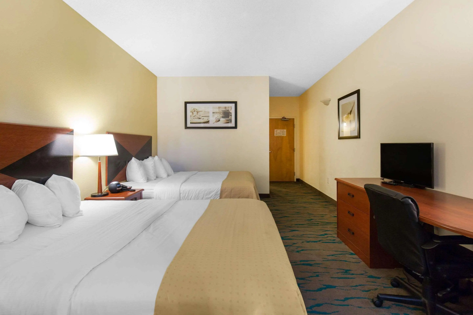 Gateway Hotel & Suites, an Ascend Collection Hotel