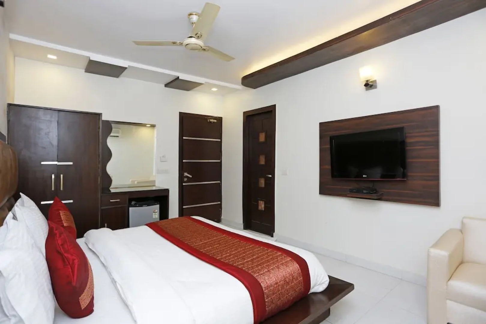 OYO 8902 Hotel Ronald Inn