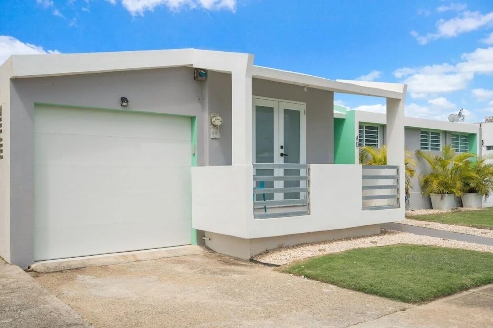 Walk to Beach or Swim in the Pool, 4 Bedrooms 4 Home by Redawning