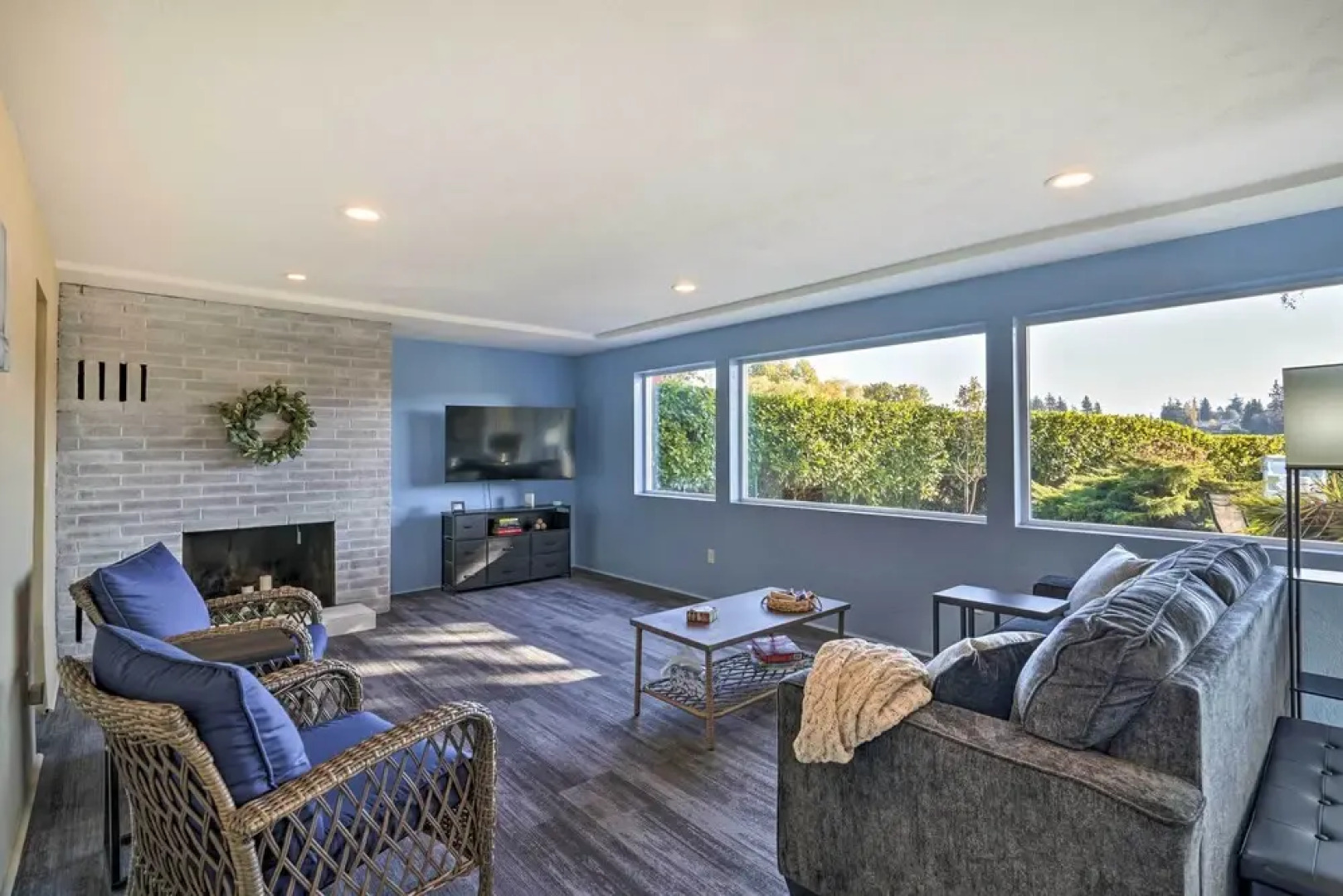 Lakefront Lynwood Home w/ Deck - 19 Mi to Seattle!