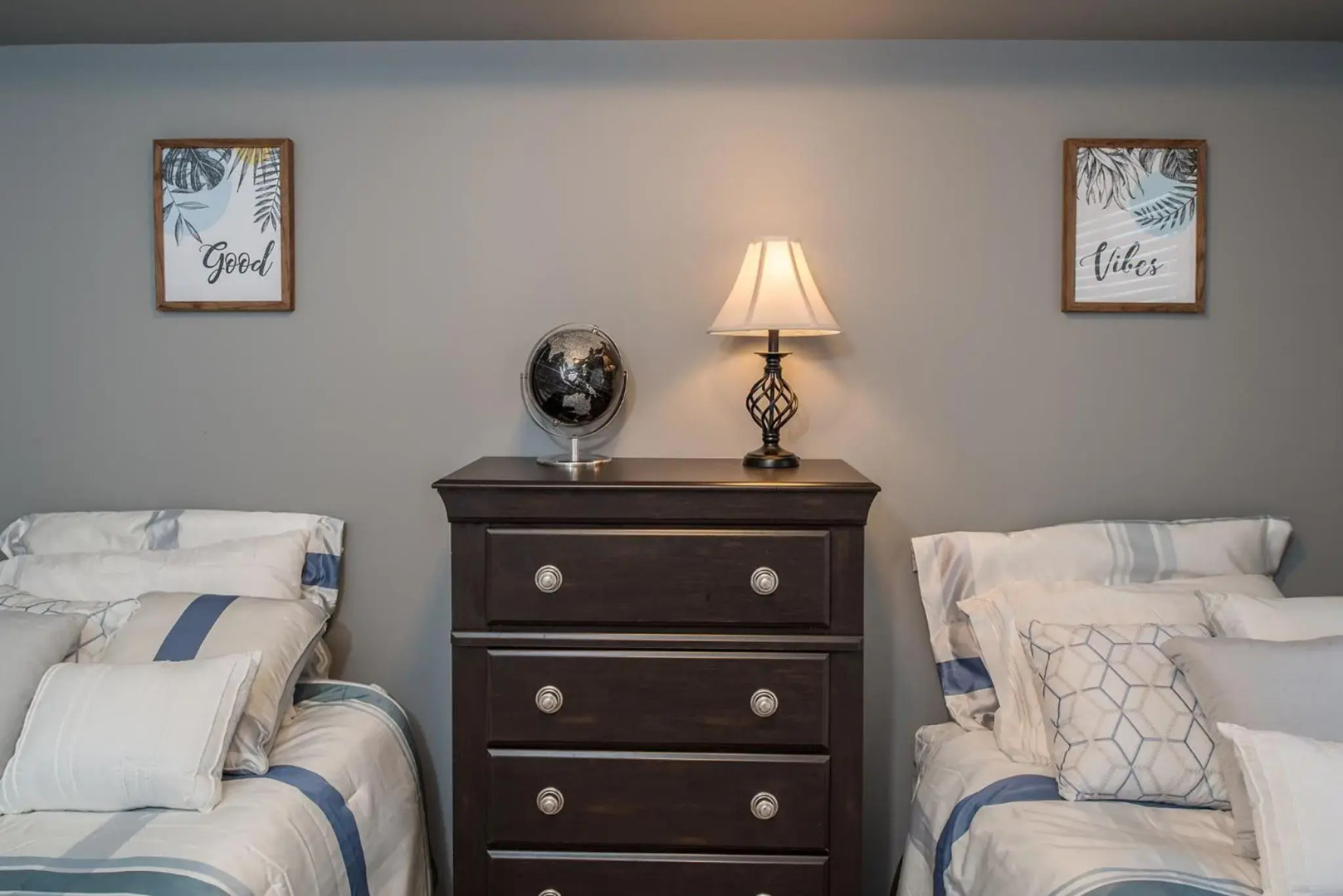 Modern Cozy 2 Bed 2 Bath with Lake and Mountain Views Pool and Hot Tub