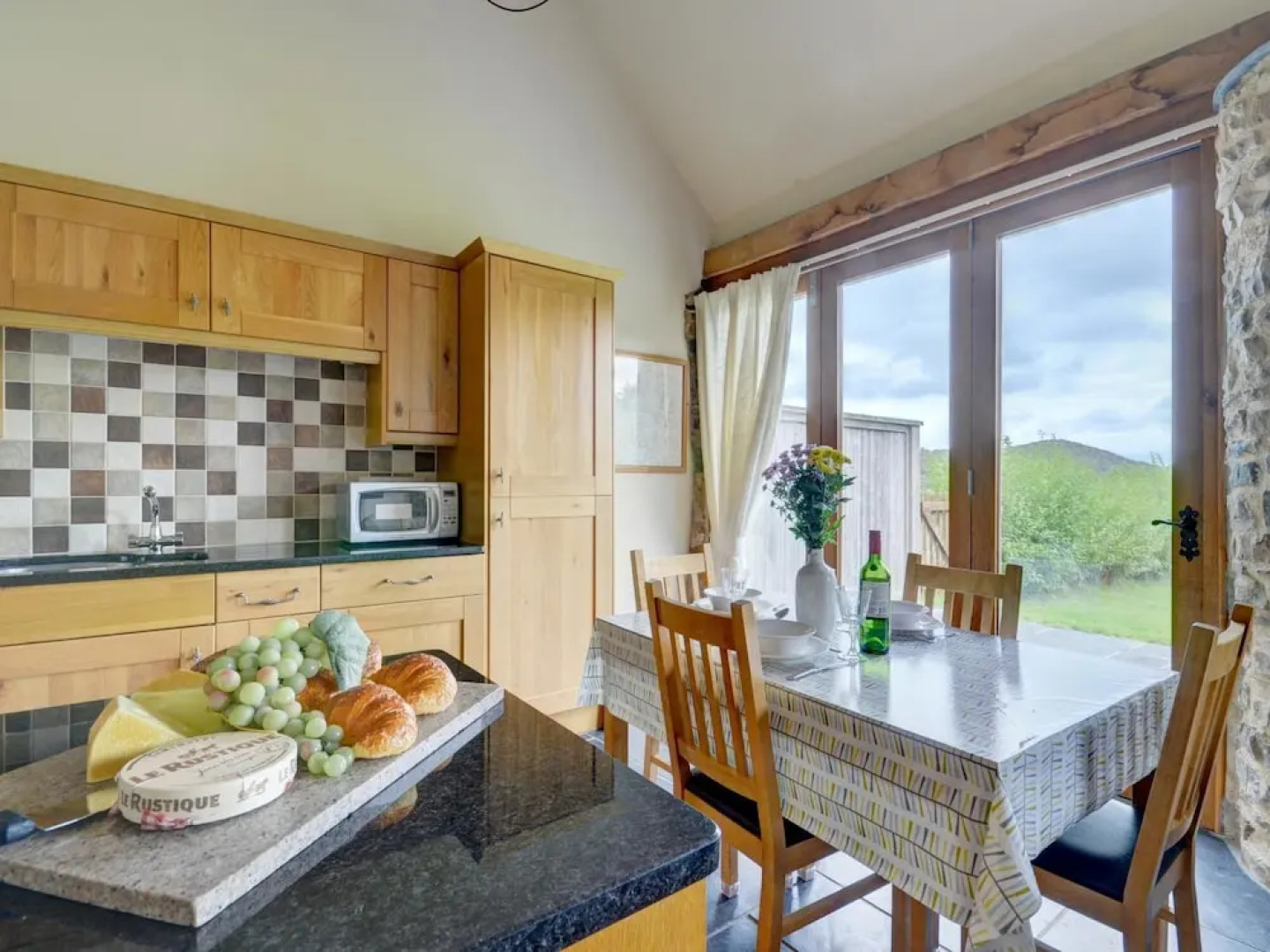 Large, Modern Farmhouse in Umberleigh, With Heigh Ceilings and Beautiful Terrace