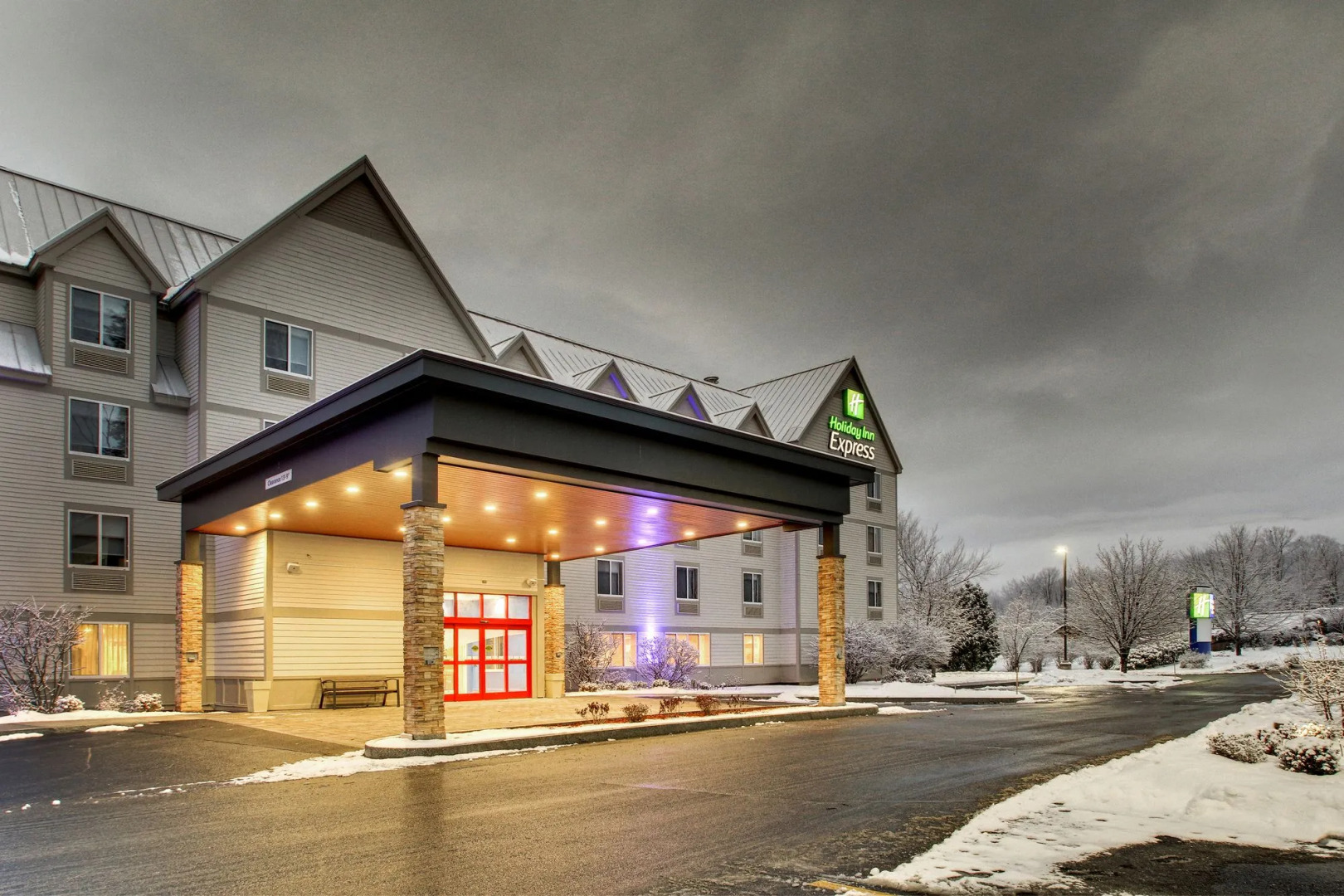 Holiday Inn Express & Suites Lincoln East - White Mountains by IHG