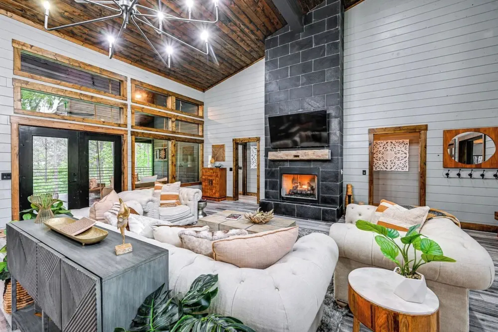 Luxe Broken Bow Vacation Rental: Hot Tub & Pets OK