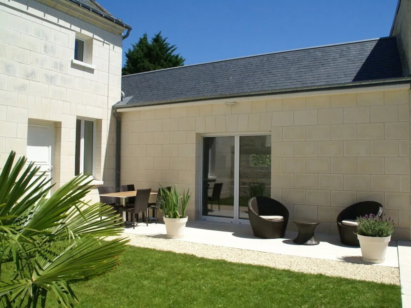 Luxury Holiday Home With Lawn in Beaumont-en-véron Near Chinon