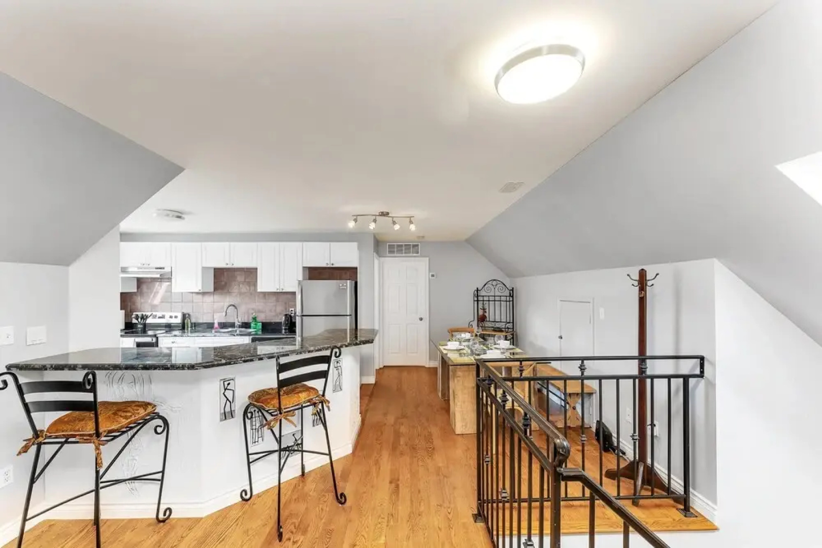 Private 2bdrm Unit With Ensuite Laundry - U5A