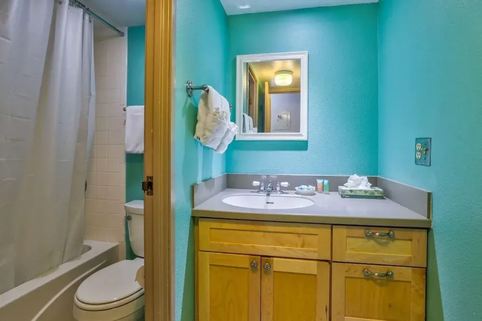 Ten Mile Island 2 Bd Plus Den - 3 Br condo by RedAwning