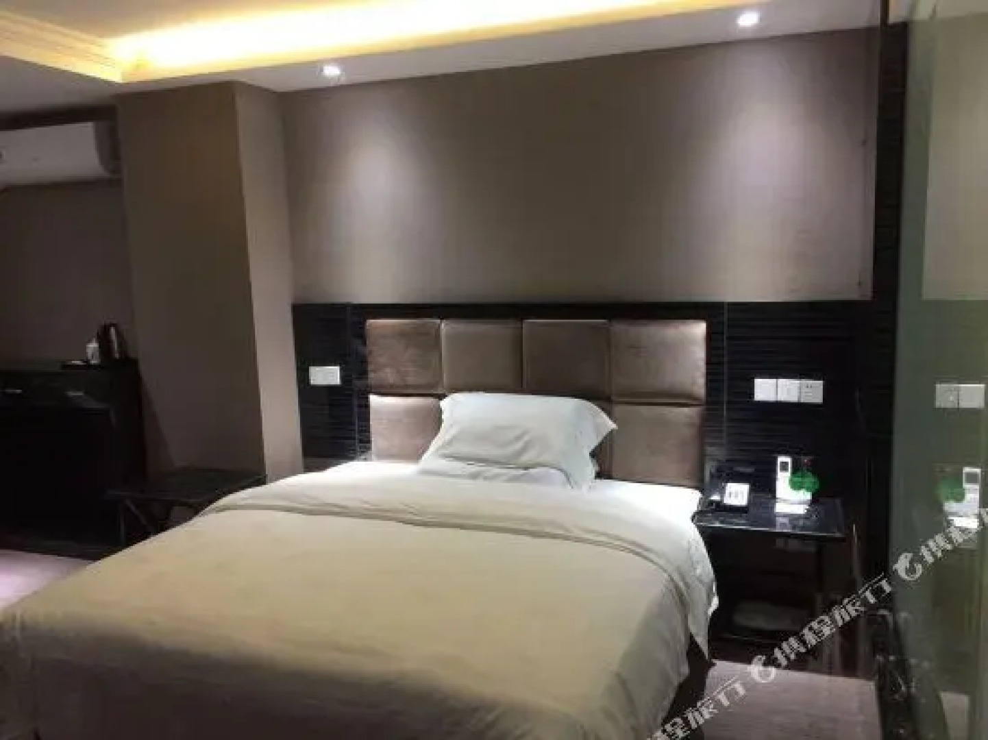 yisanbashangwujiudian