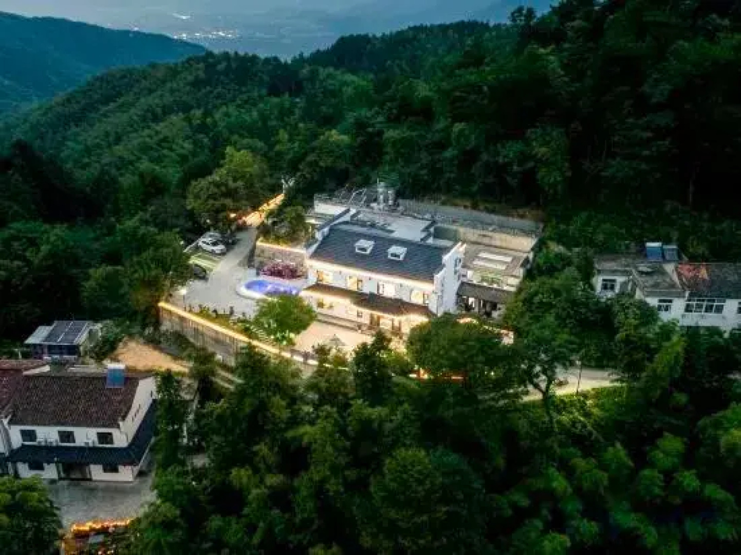 Jiuhuashan Huxiangge Homestay (Meat Body Palace Branch)