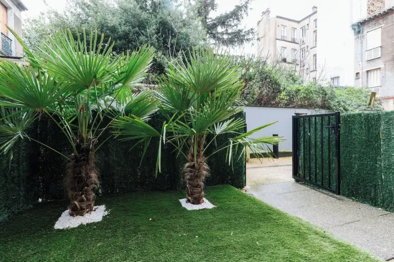 Serene Break With Terrace on the Outskirts of Paris