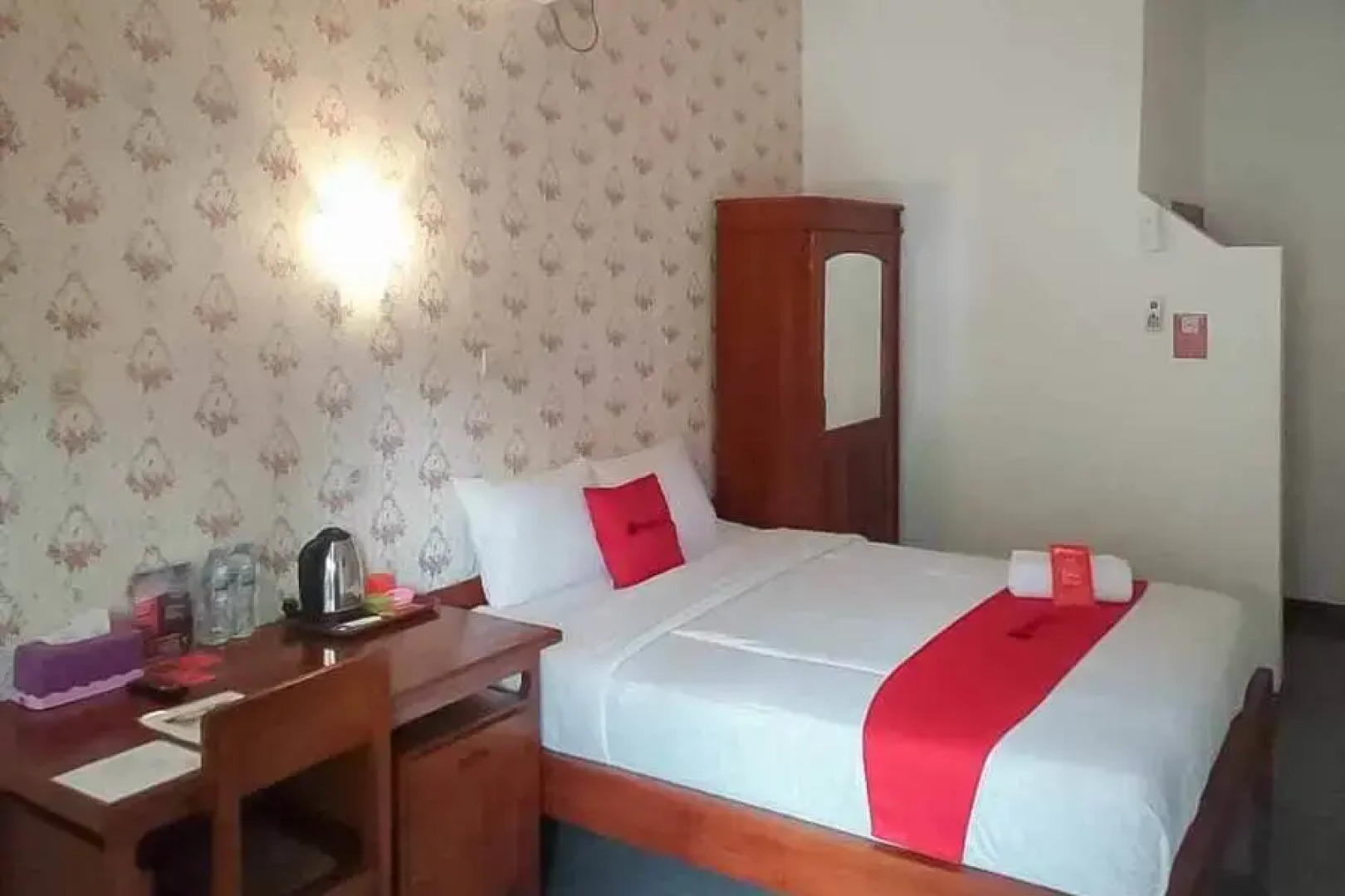 RedDoorz Plus @ Alun Alun Nganjuk