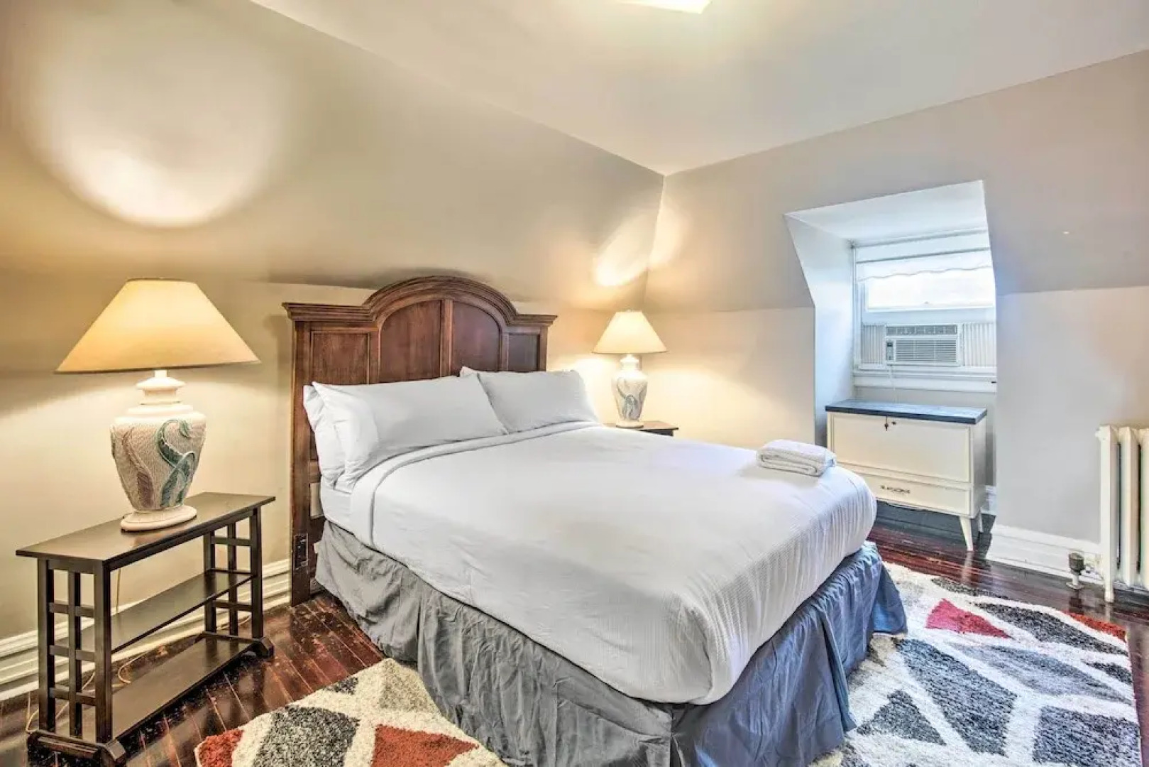 Walk to Shops, Dining & City Park: Reading Apt