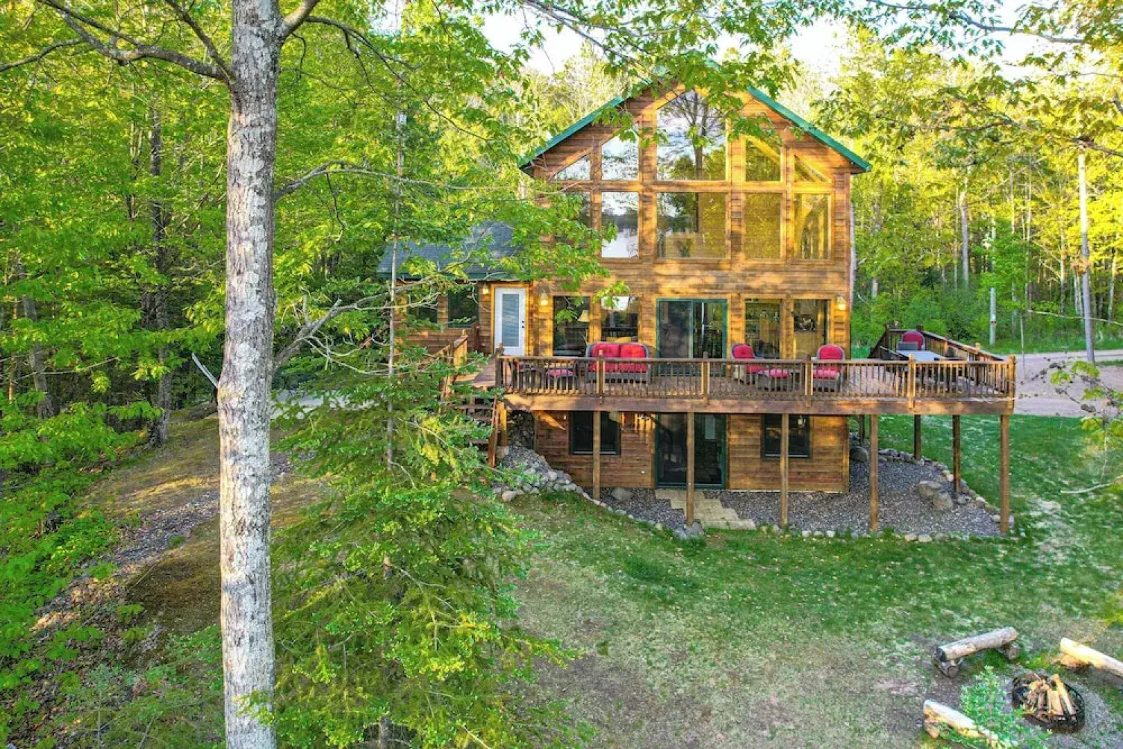 Paddle Ready: Hayward Lake View Retreat w/ BBQ