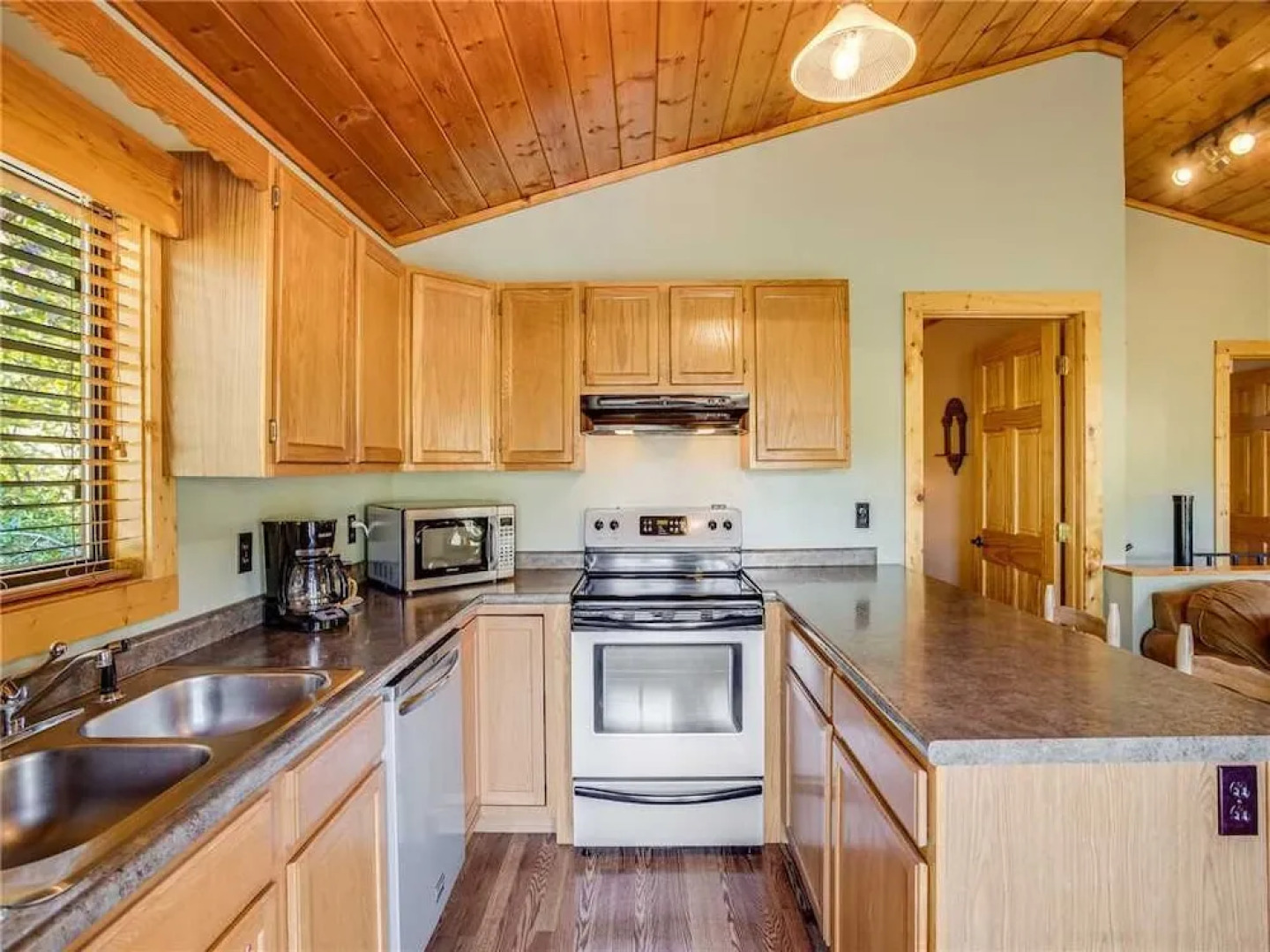 Naughty by Nature 1 Bedroom Home with Hot Tub