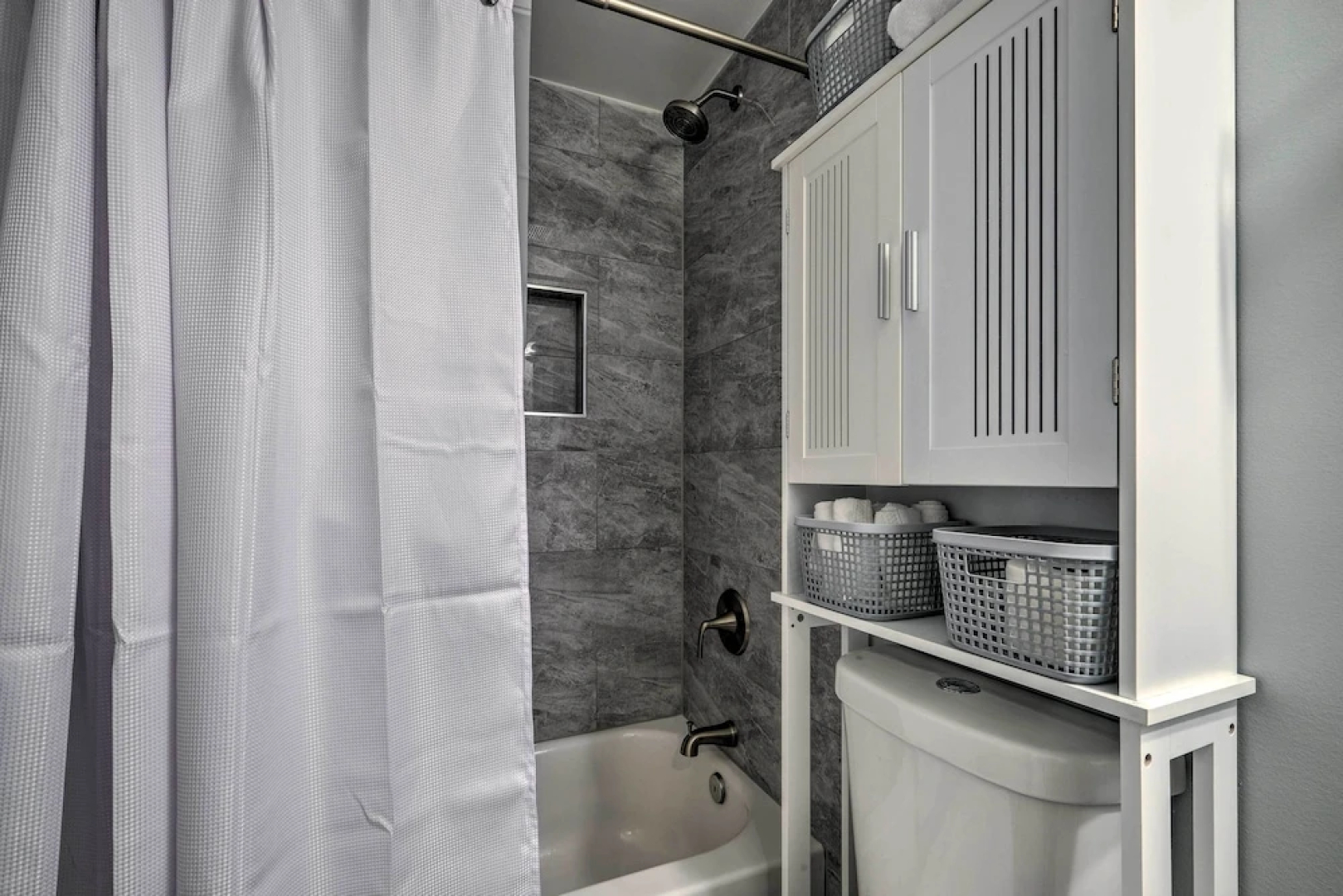 6 Mi to National Mall: Modern DC Apartment!