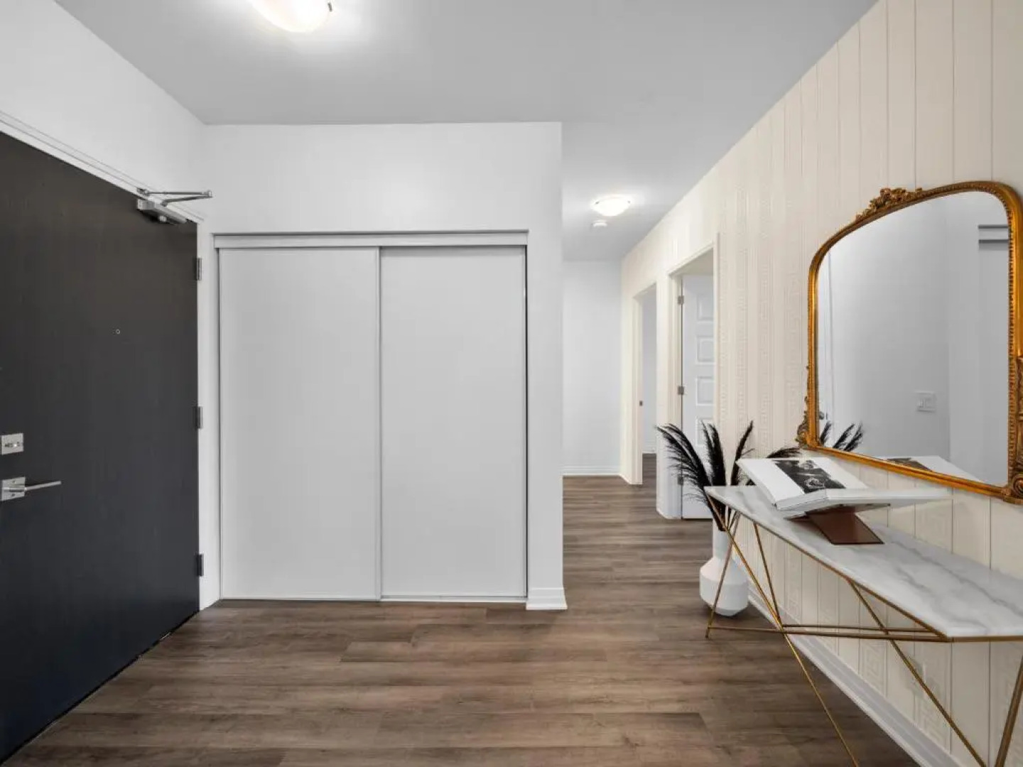 Stylish 3Br + Study Condo - Oakville