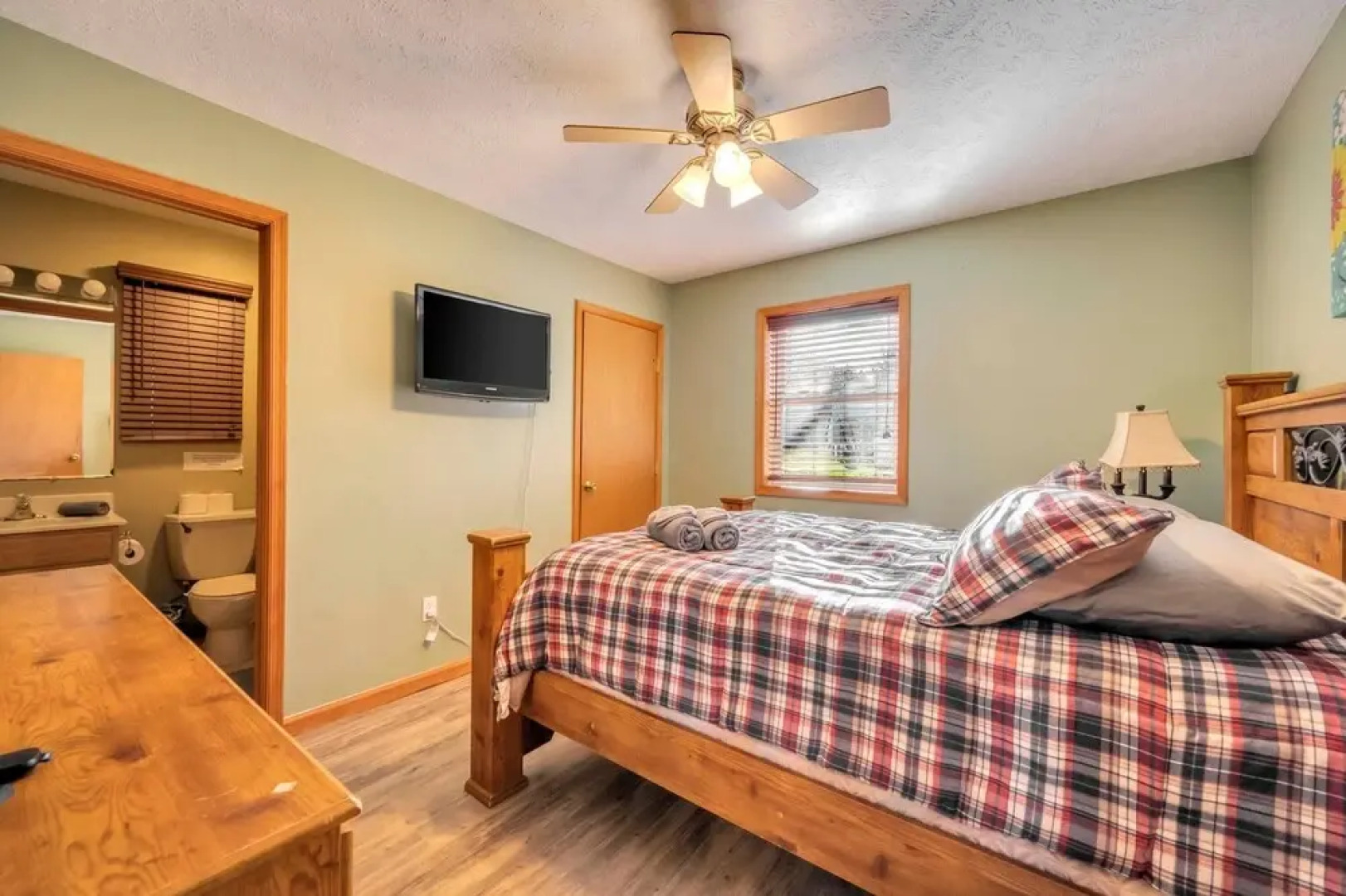 Pocono Pinnacle by Avantstay Steps to the Lake, Game Room, Large Deck