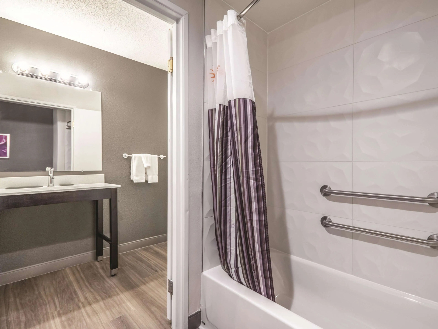 La Quinta Inn & Suites by Wyndham Hartford - Bradley Airport