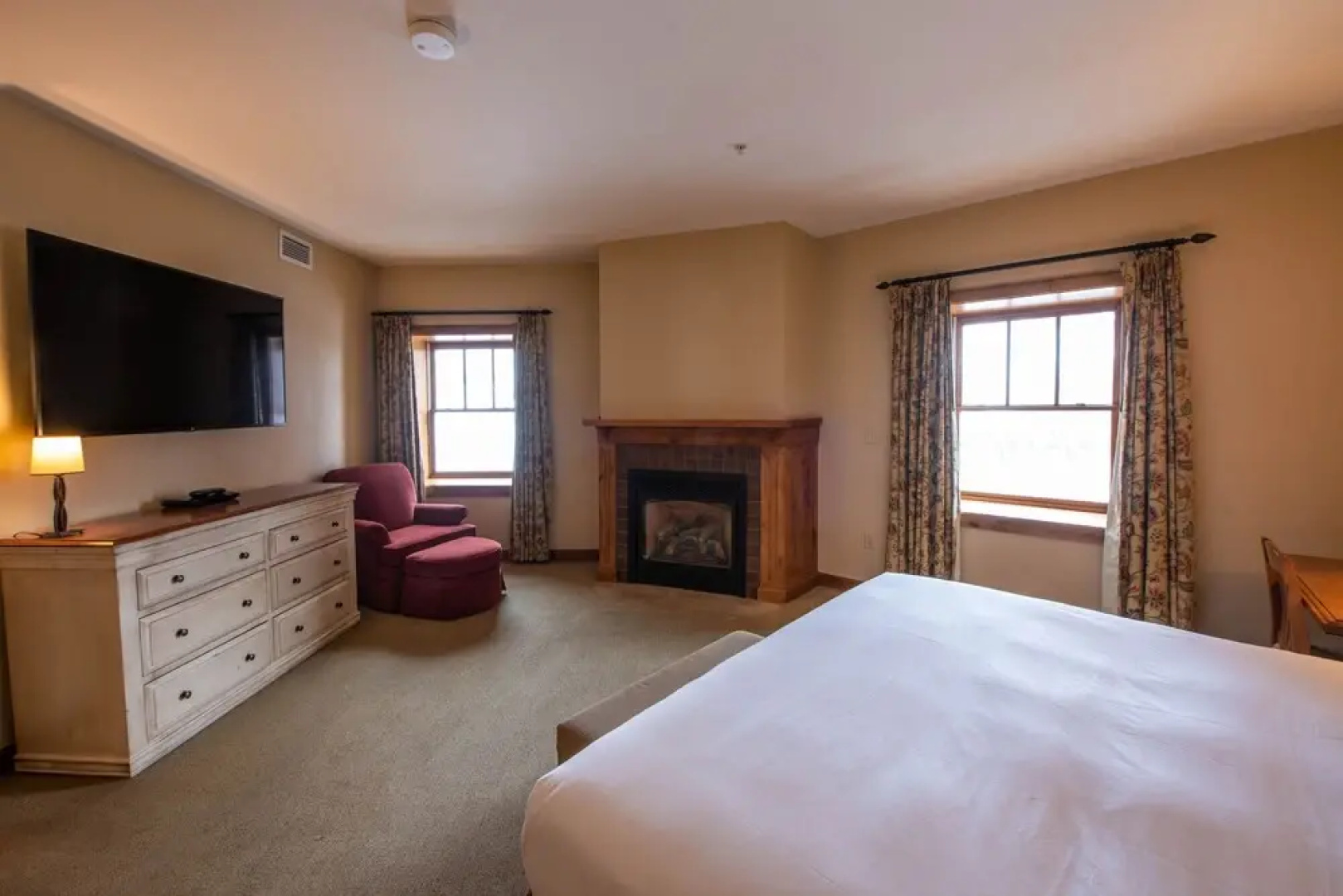 Spacious 3 Bedroom With 4 Beds And Sleeper Sofa Condo - No Cleaning Fee! by RedAwning