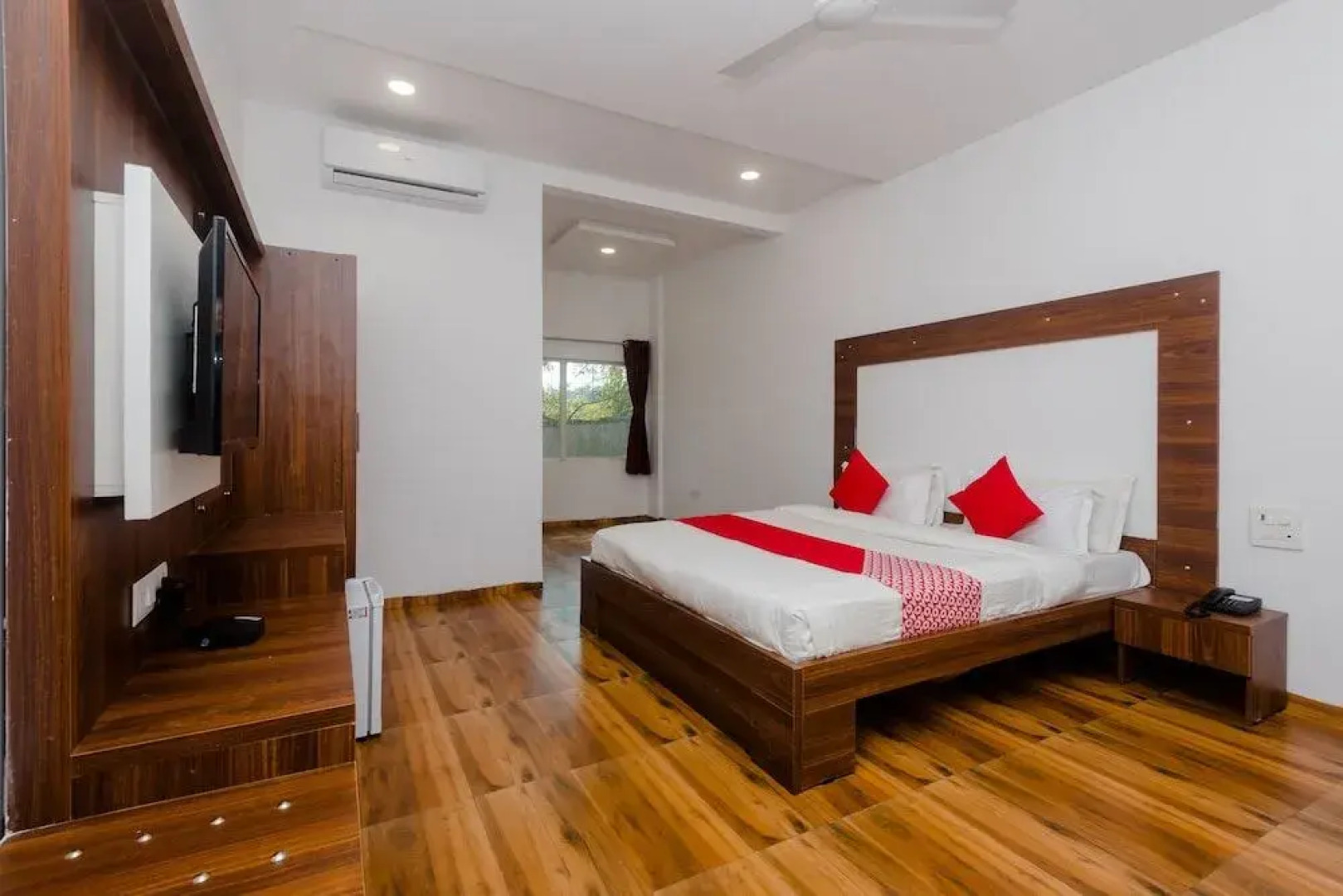 OYO 28759 Green Park Club Resort