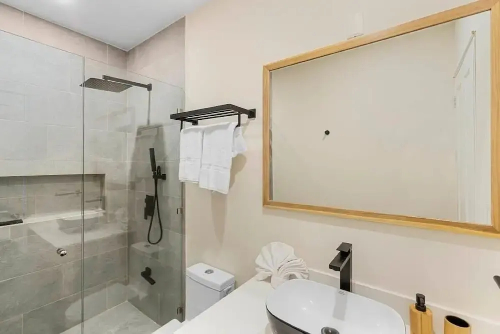 Stylish Villa with Brand-New Furniture, Panoramic Ocean Views, and Infinity Swimming Pool & Hot Tub