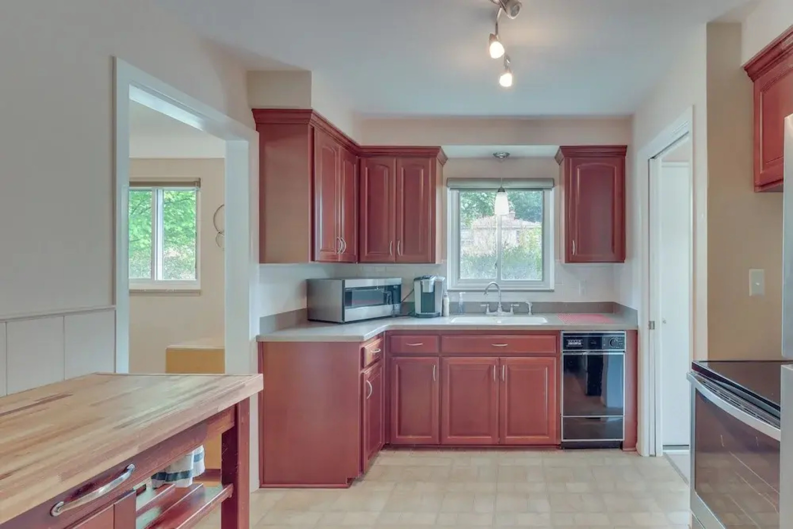 Royal Oak Home: 13 Mi to Downtown Detroit