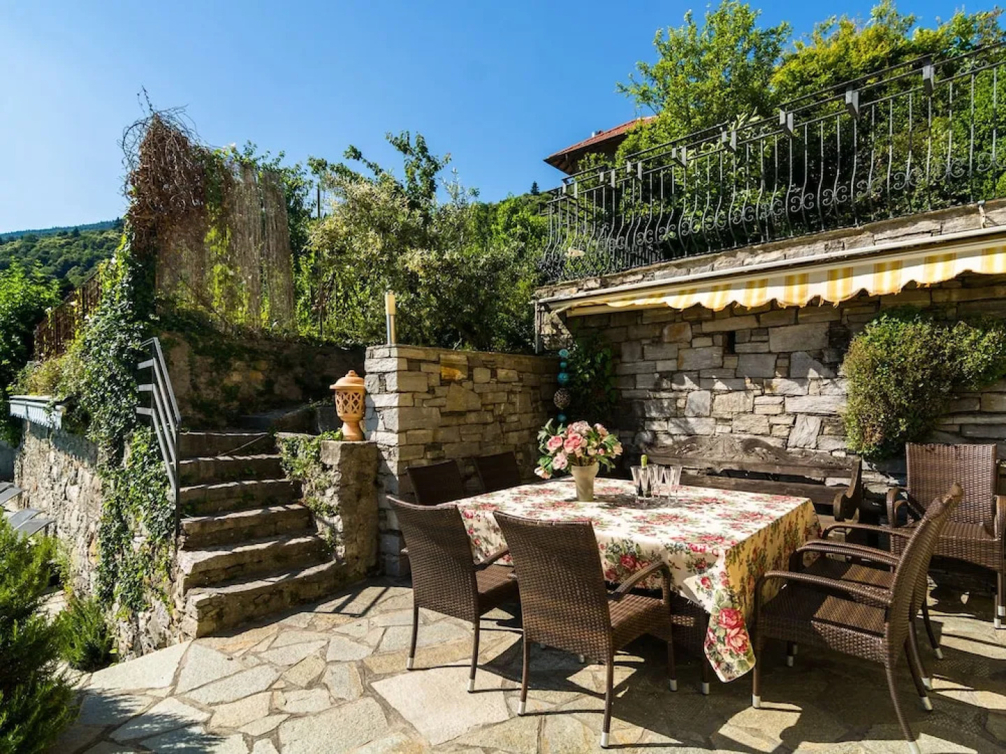 Villa With Private Pool and View of the Lake