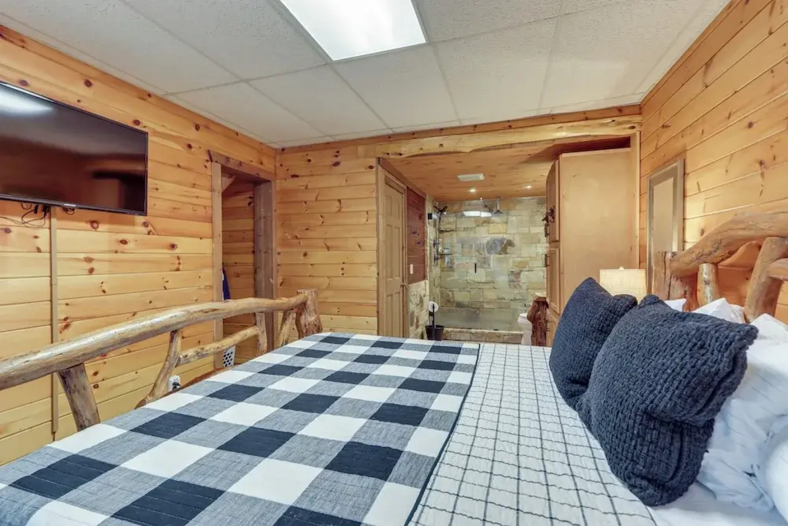 Secluded Cherry Log Cabin w/ Hot Tub + Swings!