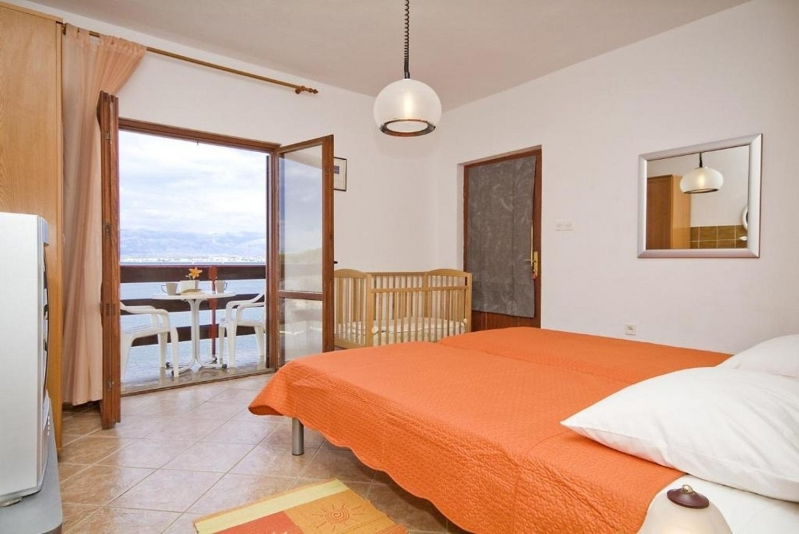 Apartment Ljilja - 10m from the sea with parking: A4 Nin, Zadar riviera